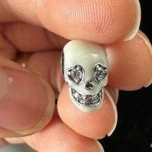 Pandroa Glow-in-the-dark Sparkling Skull Charm
